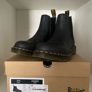2976 Chelsea Boot Dr. Martens Size 8